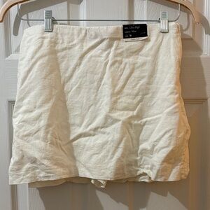 Abercrombie curve love white skort never worn!